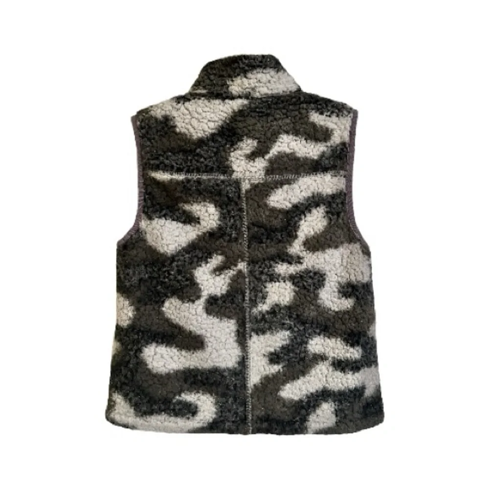 TRUE GRIT, GIRLS FROSTY TIPPED, SHERPA VEST IN CAMOUFLAGE PATTERN. SIZE M